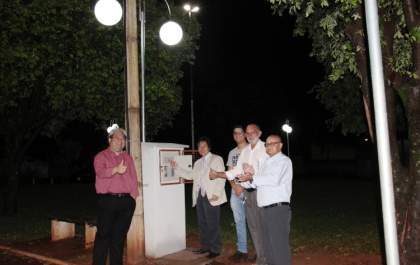 Governo de Andradina celebra iluminação da praça do Santa Cecília