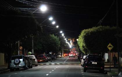 Governo de Andradina troca iluminação da avenida Bandeirantes por luzes brancas