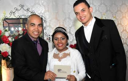 Fotógrafo de casamento surpreende casal e entrega álbum no mesmo dia
