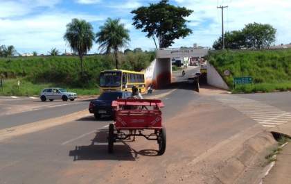 DER justifica fechamento de passagens irregulares em rodovia