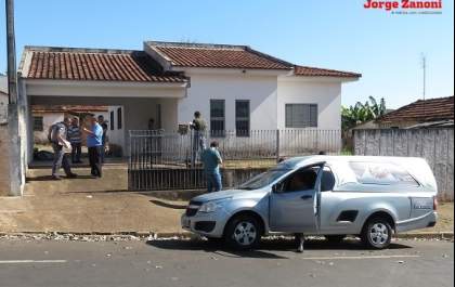 Cadáver é encontrado sentado em cama dentro de residência