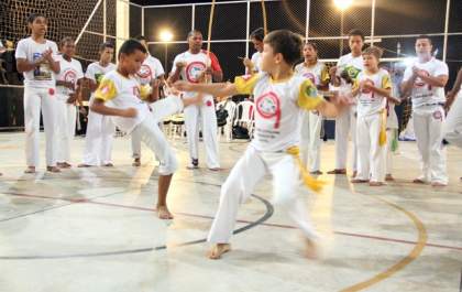 Governo de Andradina realiza arte na praça com roda de capoeira