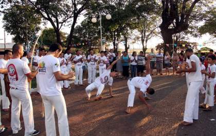 Famílias aproveitaram o Arte na Praça do Governo de Andradina