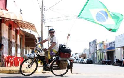 Campeão de pedaladas corta o Brasil sobre duas rodas