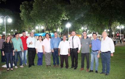 Governo de Andradina faz ato de inauguração da iluminação ornamental da praça do Teodoro