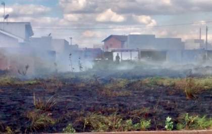 Moradora faz denúncia sobre queimadas para limpar terrenos