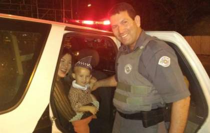 Policiais Militares cedem viatura para mãe amamentar filho em rodeio