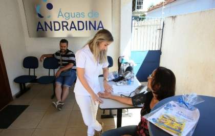 Águas de Andradina leva informação para a população em homenagem ao aniversário da cidade
