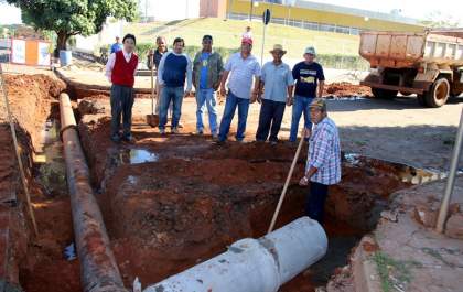 Prefeito acompanha melhoria de galerias pluviais próximo ao Sesi