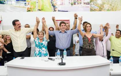 Maurício Carneiro abraça pré-candidatura a prefeito