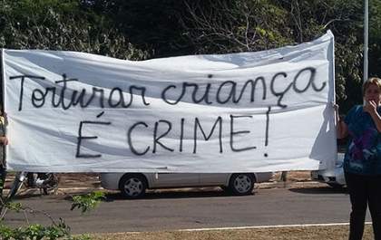 Pais de alunos de creche protestam na inauguração do novo prédio do Fórum