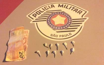 Namorada busca “maconha e cocaína” para namorado e PM prende o casal