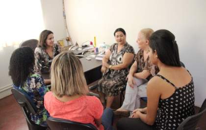 10 anos da Lei Maria da Penha são lembrados pelo Governo de Andradina com café e reflexão