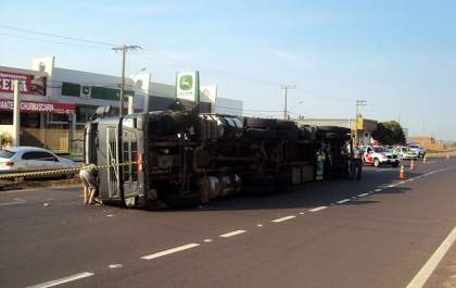 Carreta que transportava toneladas de carnes tomba na SP-294 no trevo em frente ao Parque Dracena