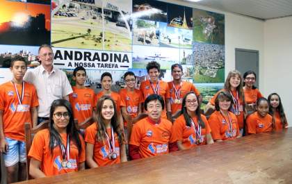 Jamil recepciona equipe de natação que trouxe 23 medalhas dos Jogos Regionais