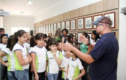 Alunos do Sesi recebem aula de cidadania em visita ao Legislativo