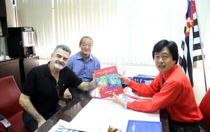 Jamil e Adélio conversam sobre exposição de sucesso do artista andradinense na China