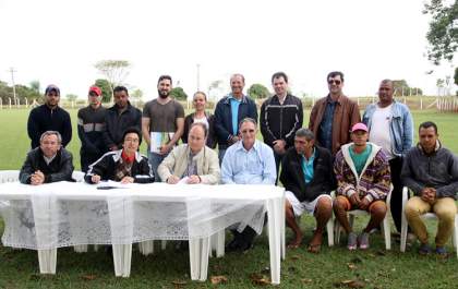 Jamil assina contrato para reforma do vestiário e alambrado do campo de Paranápolis