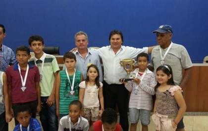 Idevaldo entrega premiações e homenageia os pais