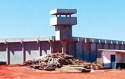 Justiça rejeita recurso e mantém obra de penitenciária paralisada