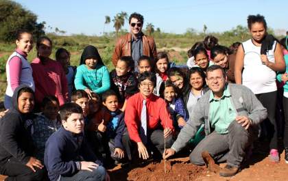 Jamil participa com crianças do plantio de mudas em torno do gabião no Dia da Árvore