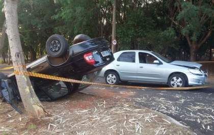 Veículo capota em avenida de Votuporanga