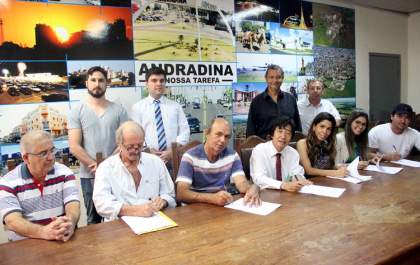 Governo de Andradina assina contrato de venda de lotes no centro comercial