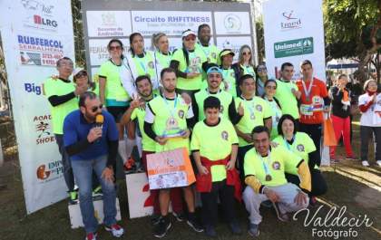 Amigos se unem para praticar corrida de rua