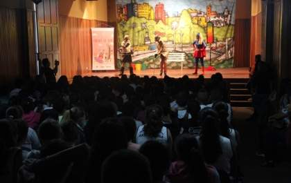Governo de Andradina e Raízen apresentam teatro sobre cidadania no trânsito para crianças