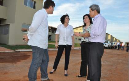 Márcia e Simone visitam obras do conjunto habitacional Novo Oeste