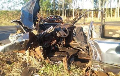 Carros batem em rodovia e dois morrem; Três ficam feridos
