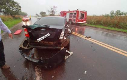 Motoristas são resgatados do interior de veículos após grave colisão sob chuva