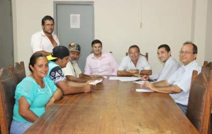Governo de Andradina se reúne com moradores para viabilizar rede de esgoto