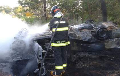 Carro bate em árvore, capota e pega fogo em rodovia; Dois ficam feridos