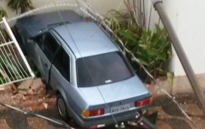 Loja de decoração é invadida por veículo