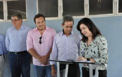 Simone assina termo de conclusão de obras do aeroporto
