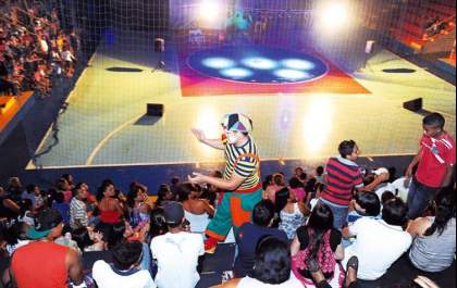 Governo de Andradina traz apresentações do Bacan Circo