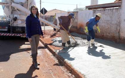 Prefeita Neusa Joanini acompanha obras de calçadas de Nova Independência
