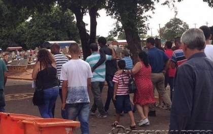 Corpo de criança morta após ser esquecida em carro é enterrado