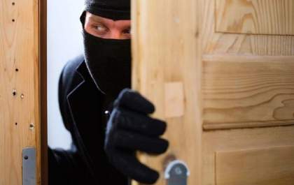 Homem invade casa e quase leva criança de um ano