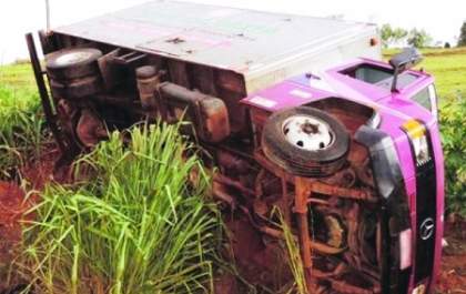 Motorista de transportadora morre e ajudante fica ferido em tombamento de caminhão