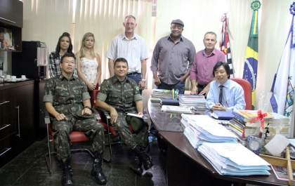 Jamil recebe o sargento Minakawa, novo comandante do TG