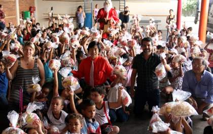 Com a presença do Papai Noel, Governo de Andradina entrega kits aos alunos da rede municipal