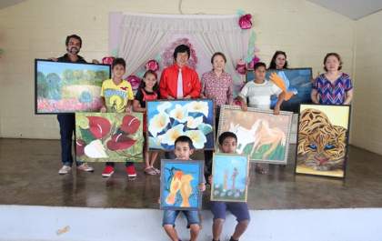 Jamil recebe quadro de aluna de projeto da rede municipal