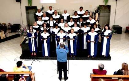 Coral da 1ª Igreja Batista estreia cantata de Natal no Oeste Plaza Shopping