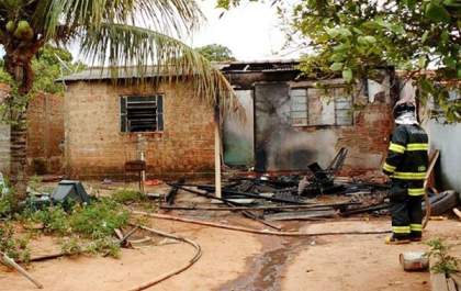 Ao brincar com fósforo, menino de cinco anos provoca incêndio em casa