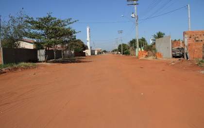 Sirlene requer asfalto em bairro e melhorias para saúde em Garcias