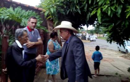 Primeira ação do prefeito Guerreiro é plantar pé de jatobá no lugar de árvore centenária na Filinto Muller