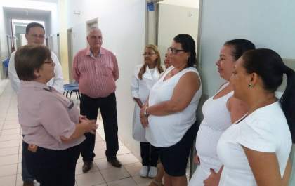 Prefeita inicia gestão visitando setores e conversando com funcionários