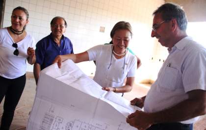 Tamiko acompanha obra da nova Cozinha Piloto
